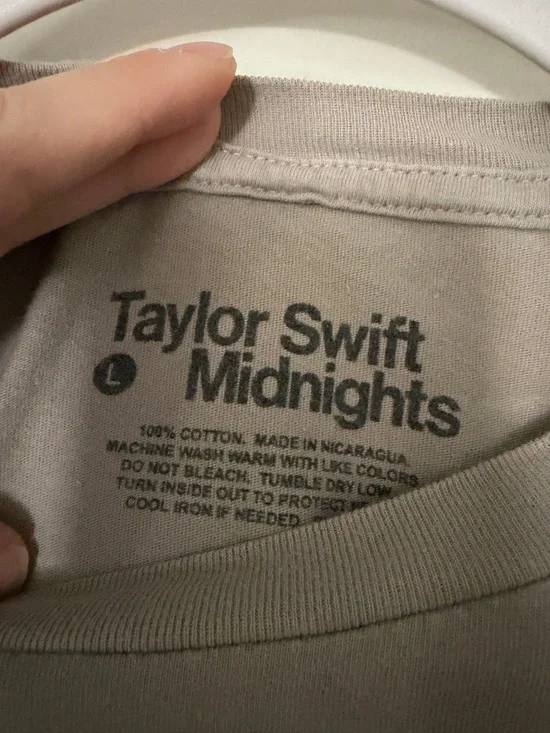 Karma Is A Cat Graphic Tee - Taylor Swift - Picture 2 of 2